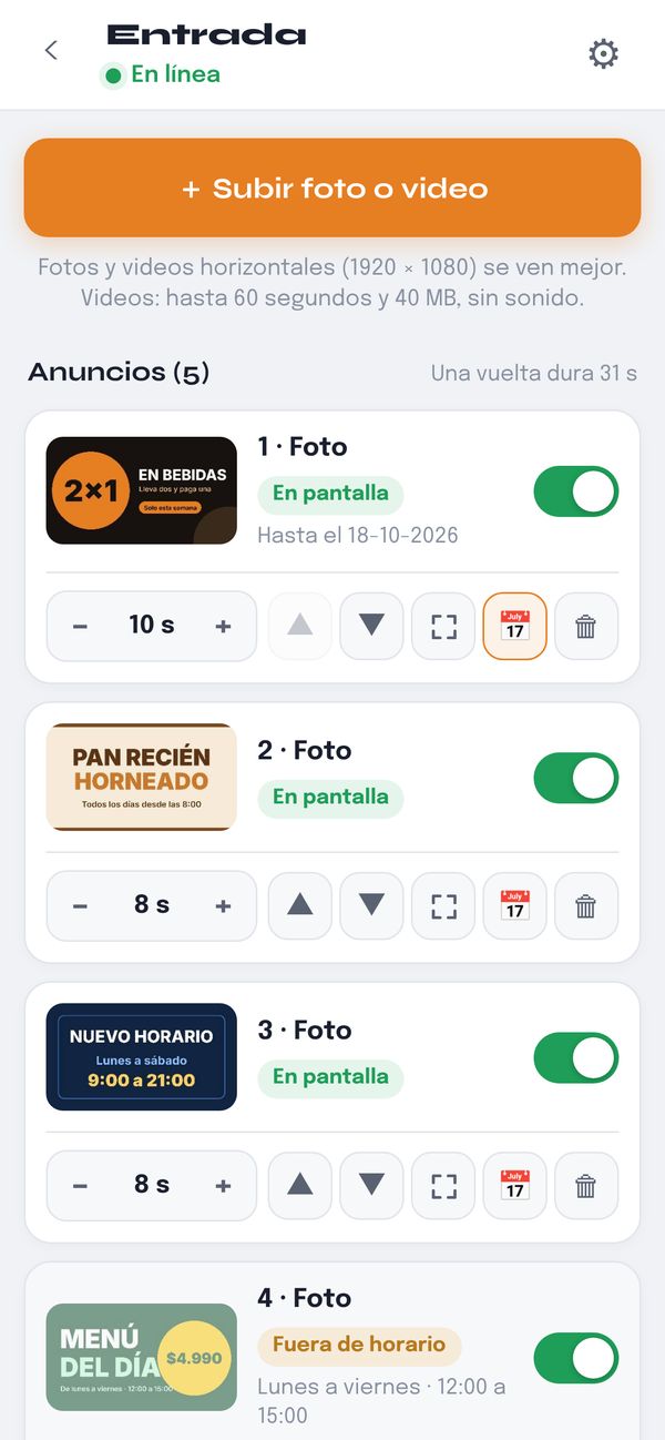 Panel en el celular: anuncios de una pantalla, con botón para subir foto o video